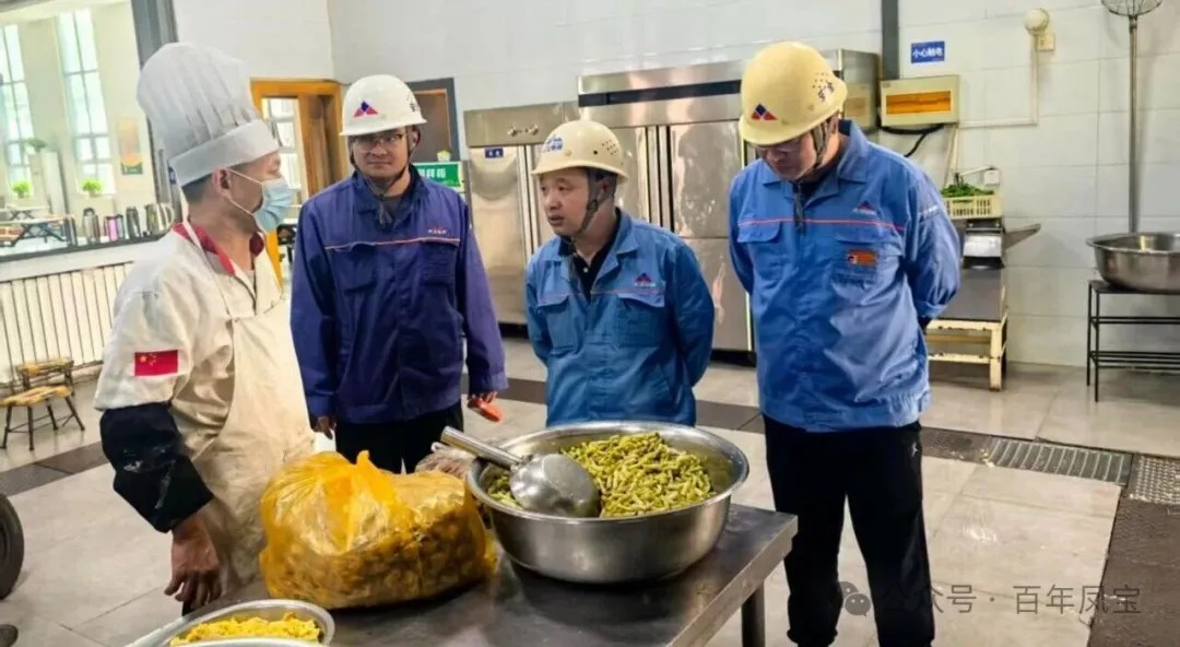 凤宝集团工会开展“双节”食堂安全检查暨老干部慰问活动